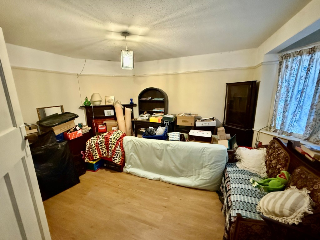 Lot: 46 - DETACHED BUNGALOW FOR REFURBISHMENT ON GOOD SIZE PLOT - Living room